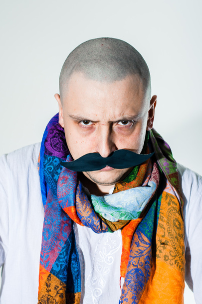 Uomo con falsi baffi e sciarpa colorata
 - Foto, immagini