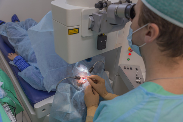 Operação de oftalmologia LASIK
 - Foto, Imagem