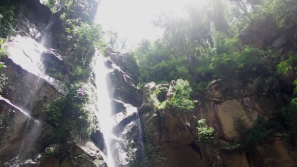 Wodospad Mork-Fa Chaing Mai, Tajlandia - Materiał filmowy, wideo