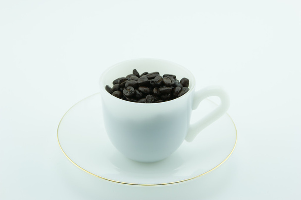Φλιτζάνι καφέ φασόλια απομονωθεί σε λευκό φόντο. - Φωτογραφία, εικόνα
