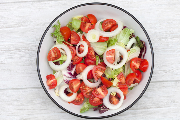 salade aux tomates et rondelles d'oignon
 - Photo, image