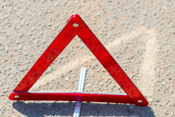 triángulo de advertencia en el asfalto se fotografía de cerca
 - Foto, imagen