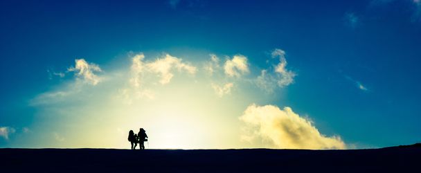 Voyageurs au coucher du soleil
 - Photo, image