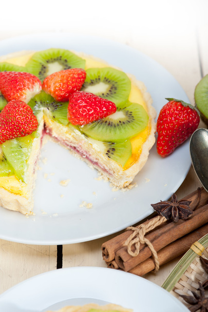 crostata di kiwi e torta di fragole
  - Foto, immagini