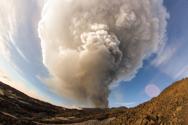 Wybuch wulkanu. Wydobywające się z Voragine krater Etny - Zdjęcie, obraz