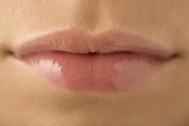 bouche féminine avec rouge à lèvres clair
 - Photo, image