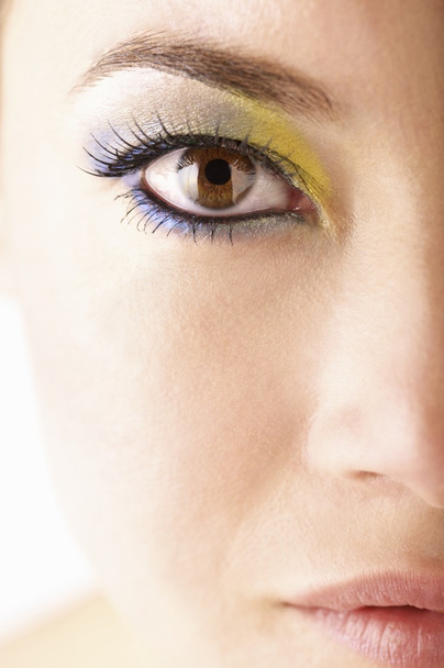 Ağır göz makyaj giyen kadın - Fotoğraf, Görsel