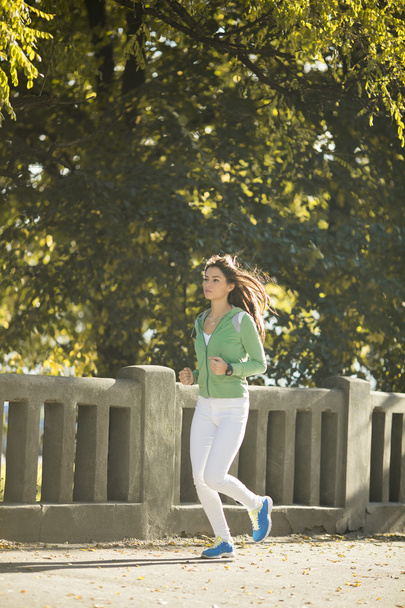 Woman running in the park - Foto, Imagem