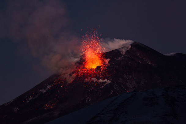 Erupção vulcânica. Monte Etna em erupção da cratera Voragine
 - Foto, Imagem