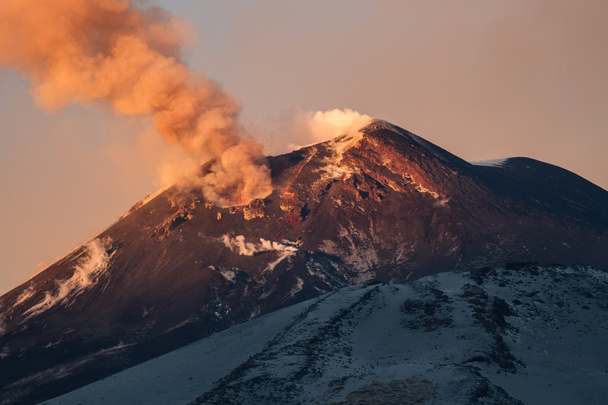 Éruption du volcan Etna
 - Photo, image
