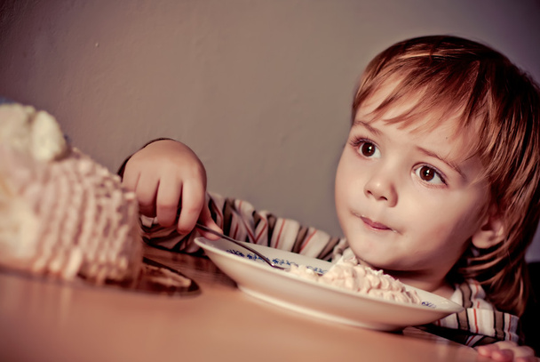 Lindo niño comiendo pastel
 - Foto, Imagen