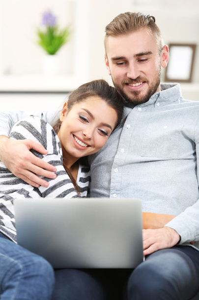 Szczęśliwa para i pracy na laptopie - Zdjęcie, obraz