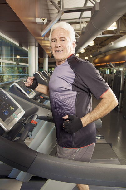 hombre mayor haciendo ejercicio en la cinta de correr
  - Foto, Imagen
