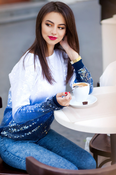 コーヒーを飲みながらかわいいきれいな女性 - 写真・画像