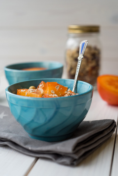 Oatmeal with persimmon - Foto, afbeelding