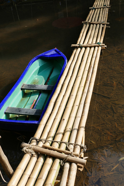 boot en bamboe voetgangersbrug over de creek - Foto, afbeelding
