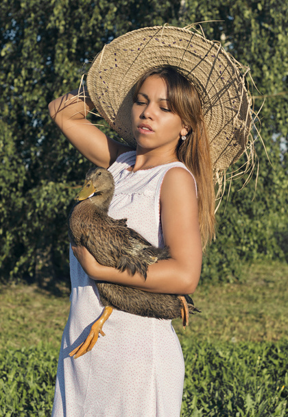 girl in a hat with a goose - Φωτογραφία, εικόνα
