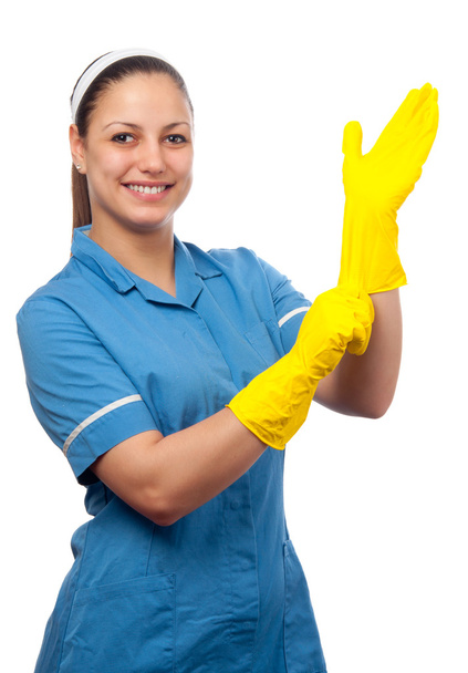 Sonriente señora de la limpieza poniéndose los guantes de goma aislados en blanco
 - Foto, imagen