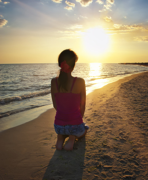 Mädchen kniet am Strand - Foto, Bild