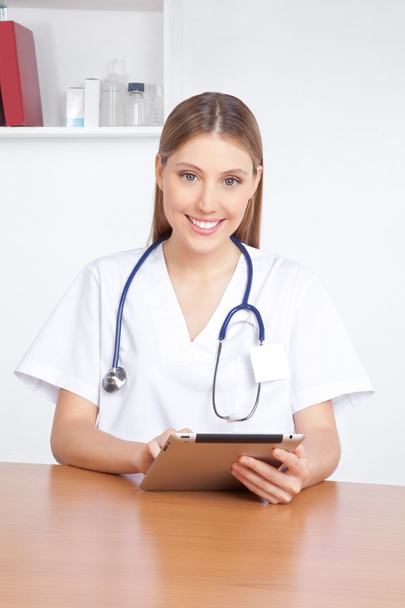 Medical Professional Using Digital Tablet - Valokuva, kuva