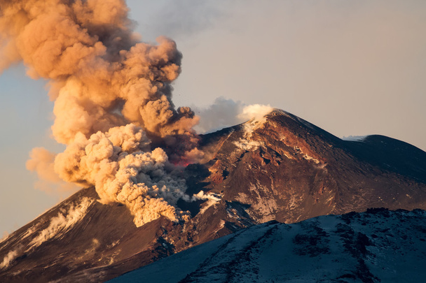 Erupción del volcán Etna
 - Foto, imagen