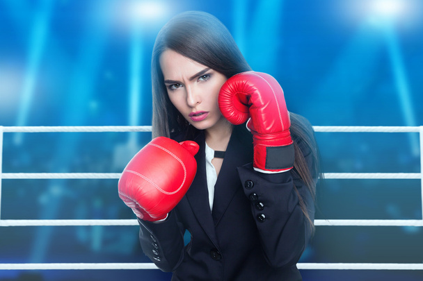 Жінка з боксерськими рукавичками
 - Фото, зображення