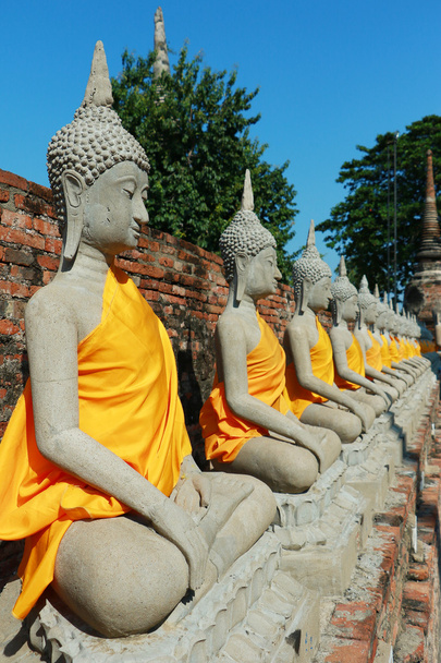 Buddha-Statue aus gegossenem Stein von wat yai chai mongkhon in Ayutthaya, Thailand - Foto, Bild