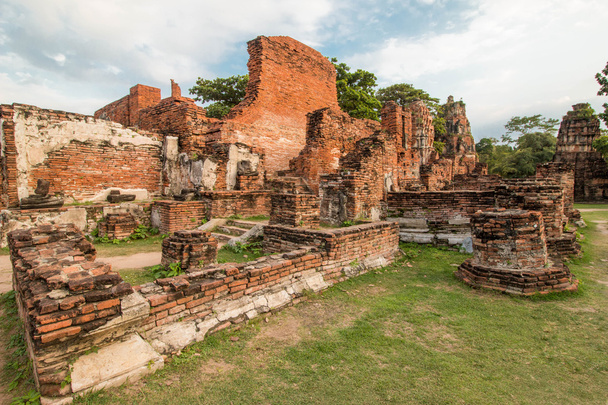 Wat Mahathat ("Templo da Grande Relíquia" ou "Templo da Grande Relíquia") é o nome comum de vários templos budistas importantes em Ayutthaya, Tailândia.
. - Foto, Imagem