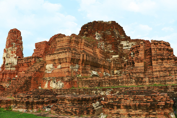 Wat Mahathat ("a nagy Erektika temploma" vagy "nagy Reliquary temploma") a közös rövid neve számos fontos buddhista templomnak Ayutthaya-ban, Thaiföldön. - Fotó, kép