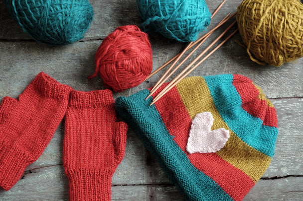 winter, knitted gloves, knit hat  - Foto, afbeelding