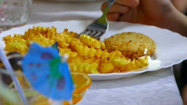 ziemniaki frytki i stek na talerzu z osoba zjada w restauracji café - Materiał filmowy, wideo