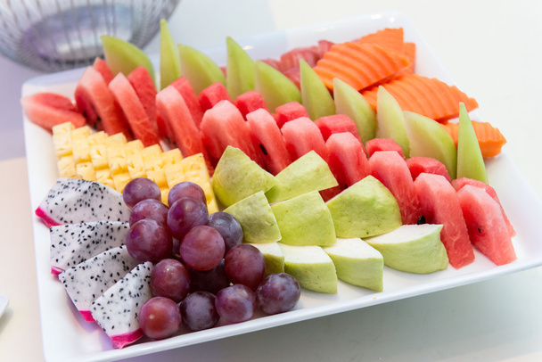 Sélection de fruits tropicaux dans une assiette
 - Photo, image