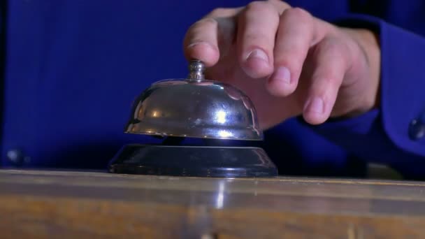 mężczyzna popycha dzwon wezwanie na ramię hotel - Materiał filmowy, wideo