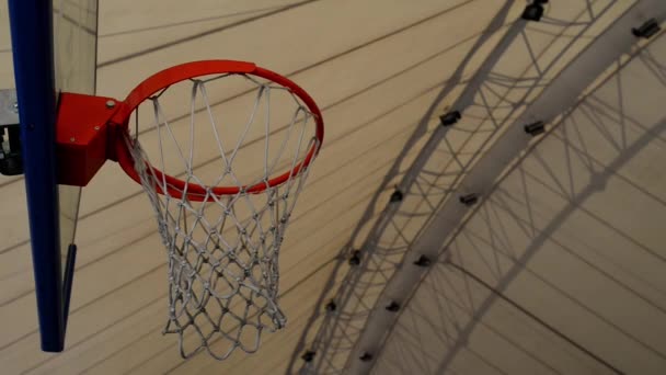 Basketbalový míč vstupuje do košíku - Záběry, video
