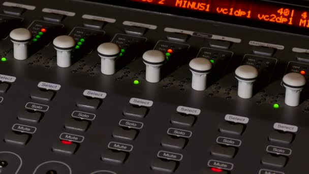 Musiker bringt Mann Mischpult Musik Remote Studio - Filmmaterial, Video