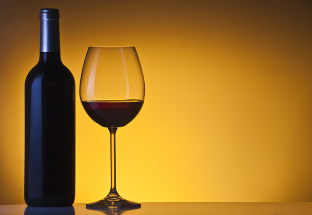 Weingläser und Flasche - Foto, Bild
