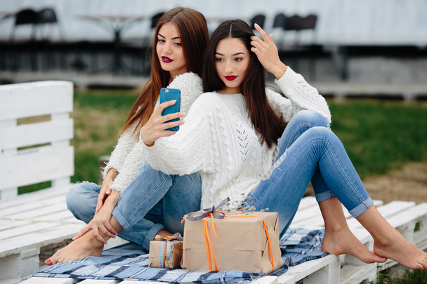 Selfie hediyeler ile iki kız yapın - Fotoğraf, Görsel
