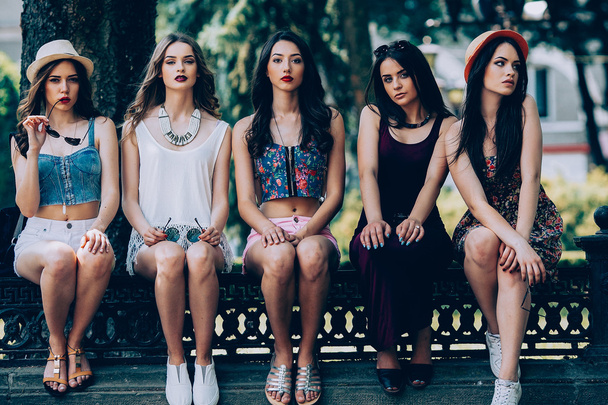 cinco hermosas chicas jóvenes
 - Foto, Imagen