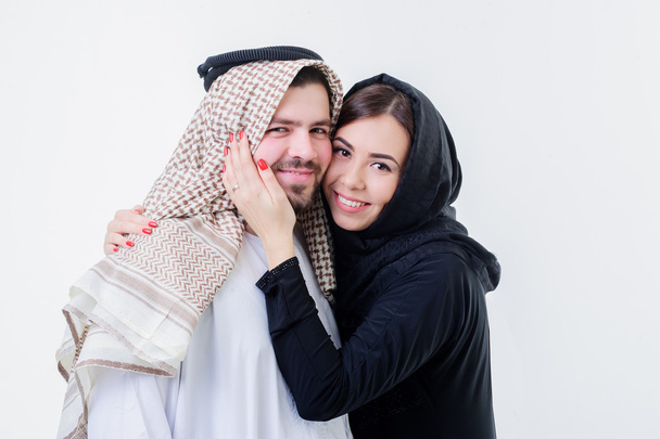 Porträt eines attraktiven arabischen Paares, gekleidet in nahöstlicher Manier. - Foto, Bild