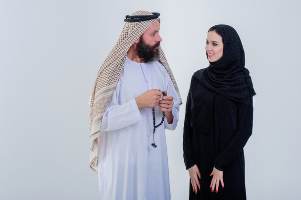 Halbkörper eines arabischen Paares posiert isoliert zusammen auf grauem Hintergrund. - Foto, Bild