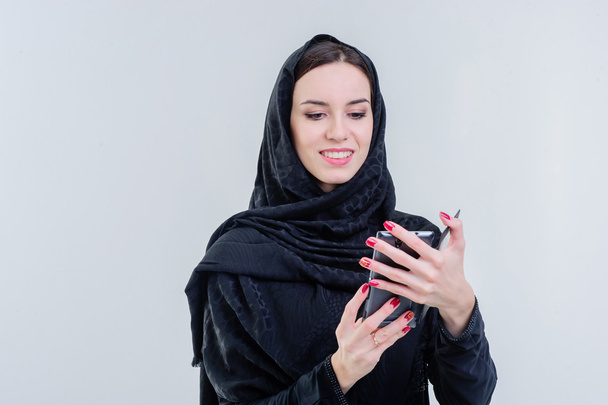 Piuttosto moderna donna araba che gioca su smart phone
. - Foto, immagini