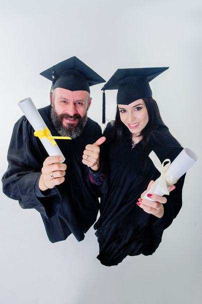 Δύο ευτυχισμένη φοιτητές που αποφοιτούν ενηλίκων. - Φωτογραφία, εικόνα