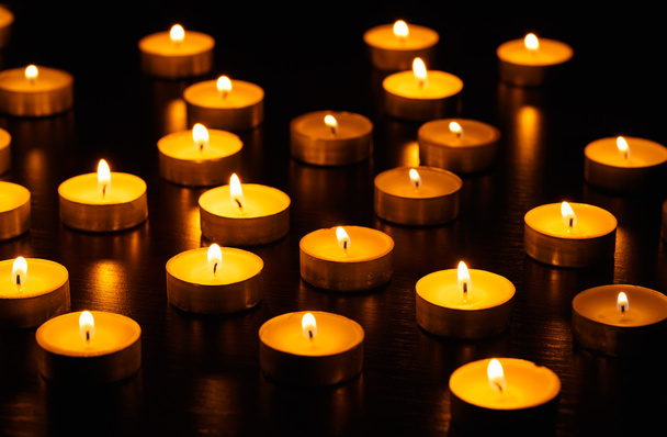 Багато палаючі свічки
 - Фото, зображення