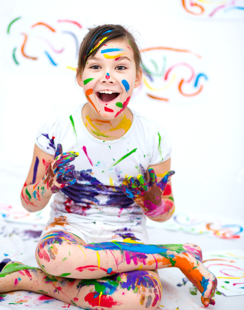 Cute girl playing with paints - Φωτογραφία, εικόνα