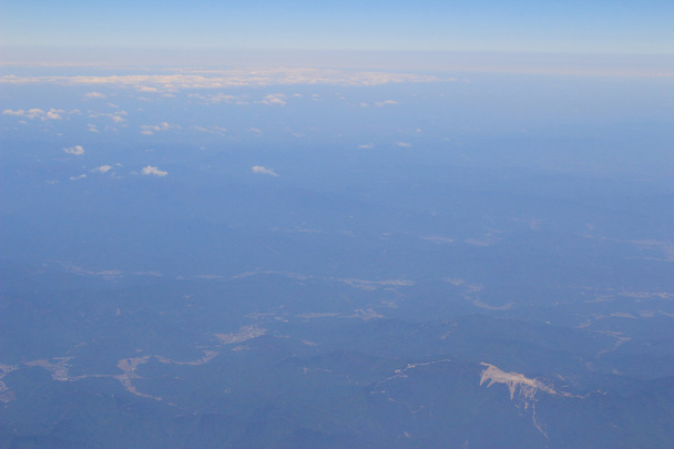 Blick auf den Boden aus dem Flugzeugfenster  - Foto, Bild