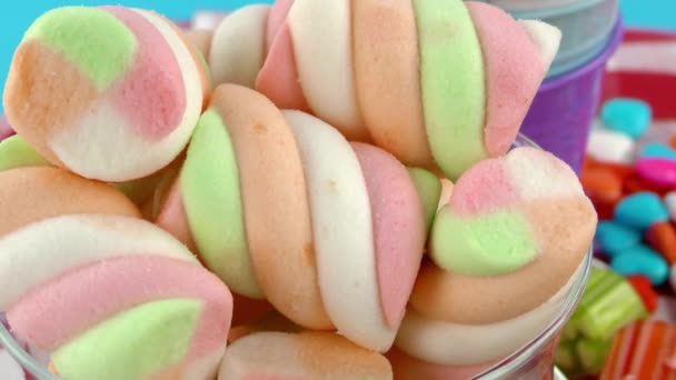 Цукерки на паличці солодких желе і смачні цукор десерт - Кадри, відео
