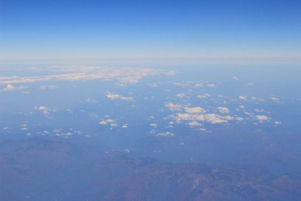 Άποψη του εδάφους από το παράθυρο του αεροπλάνου  - Φωτογραφία, εικόνα