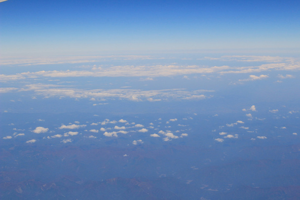 Vista del suelo desde la ventana del avión
  - Foto, imagen