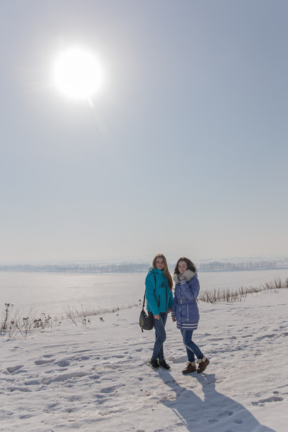 chicas al aire libre en frío día de invierno
 - Foto, Imagen