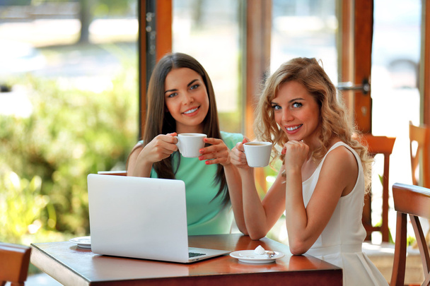 women with laptop in cafe - Fotografie, Obrázek
